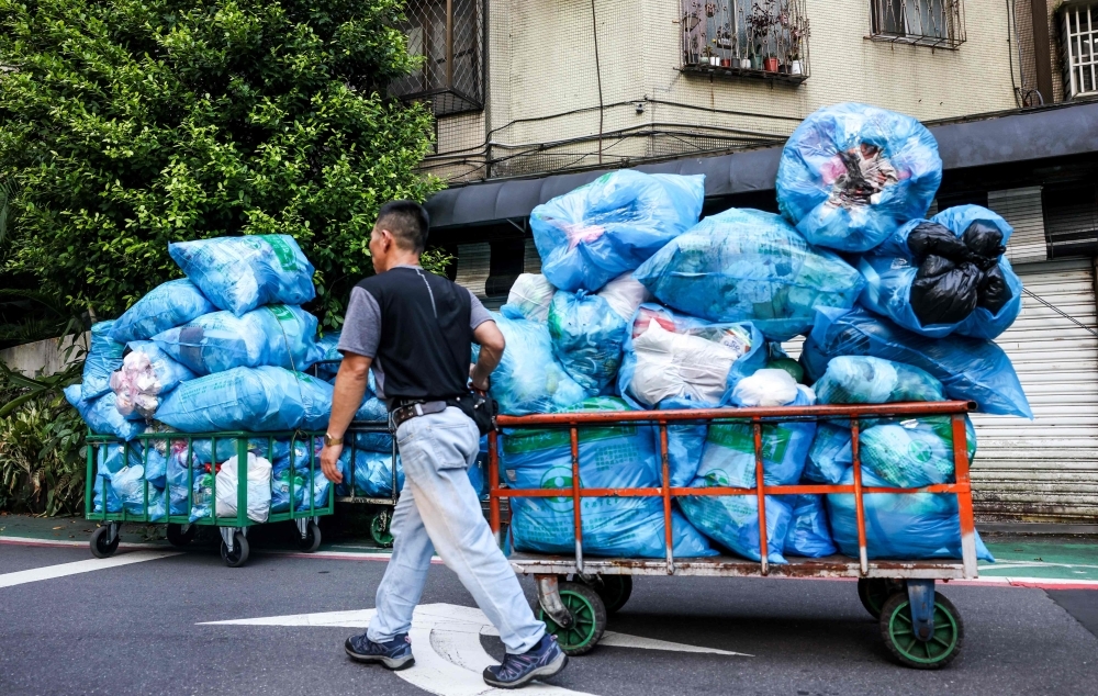 Taiwan's garbage trucks offer classical music and a catch-up