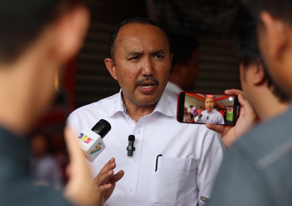 Johor to revoke licences of car wash operators who reject locals for Singaporeans
