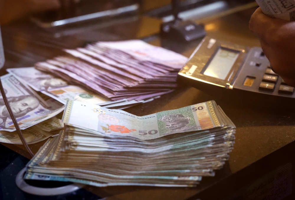 Ringgit retreats as investors watch for US central bank policy updates