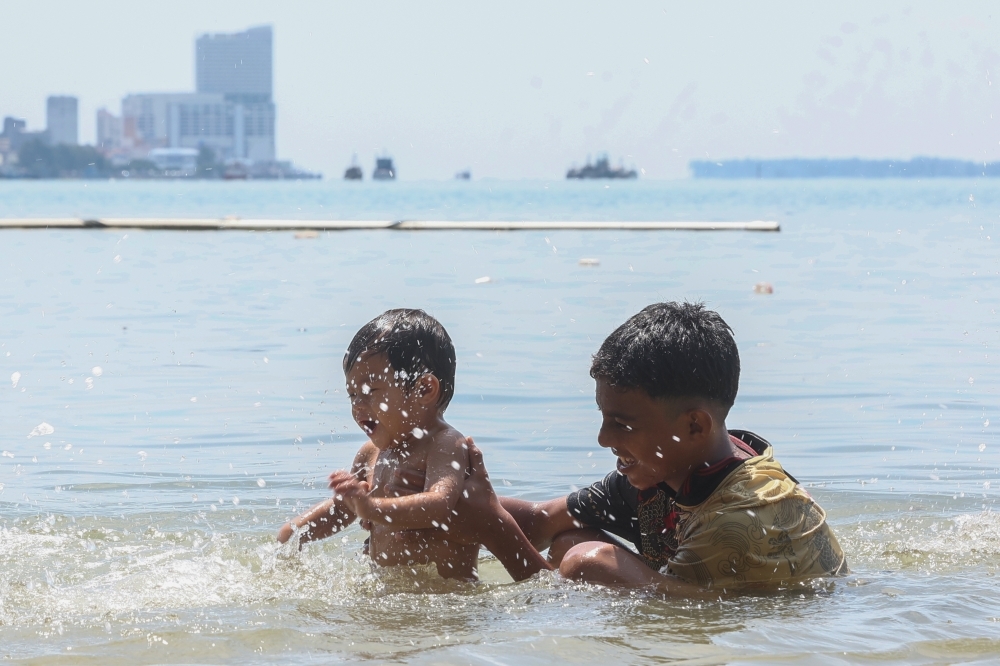 MetMalaysia issues Level One heat alert for parts of Perak, Pahang and Sarawak as temperatures hit 35°C