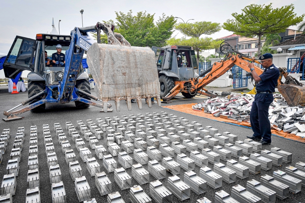 No jackpot here: Kuala Langat cops crush RM1m in case loot from gambling gear, bitcoin rigs and booze seizures