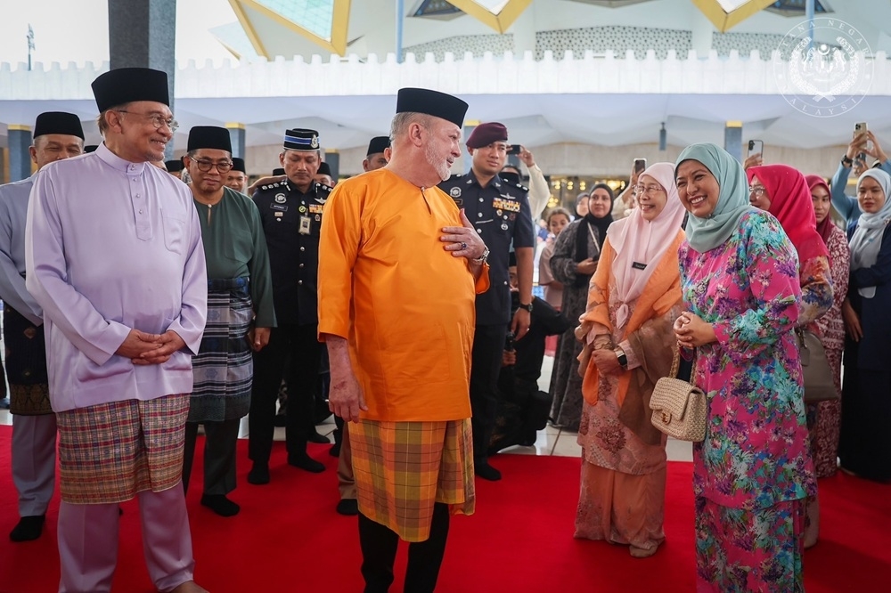 King and Queen honour fallen heroes at 2025 Warriors' Day parade, joined by Anwar and Dr Wan Azizah