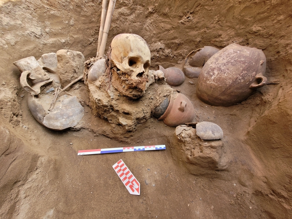 Gas workers dig up ancient Chancay tomb buried beneath Lima sidewalk — right by a front door