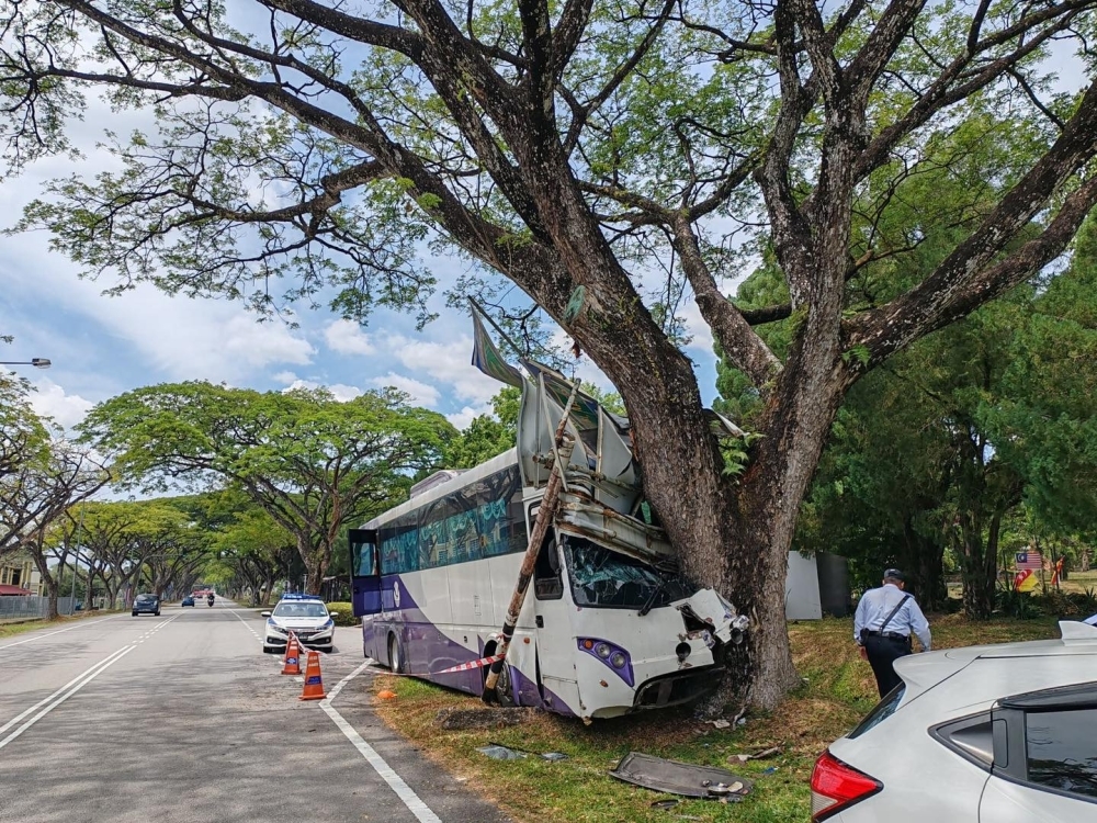 Dashcam footage shows bus carrying kindergarten pupils crashing in Serdang (VIDEO)
