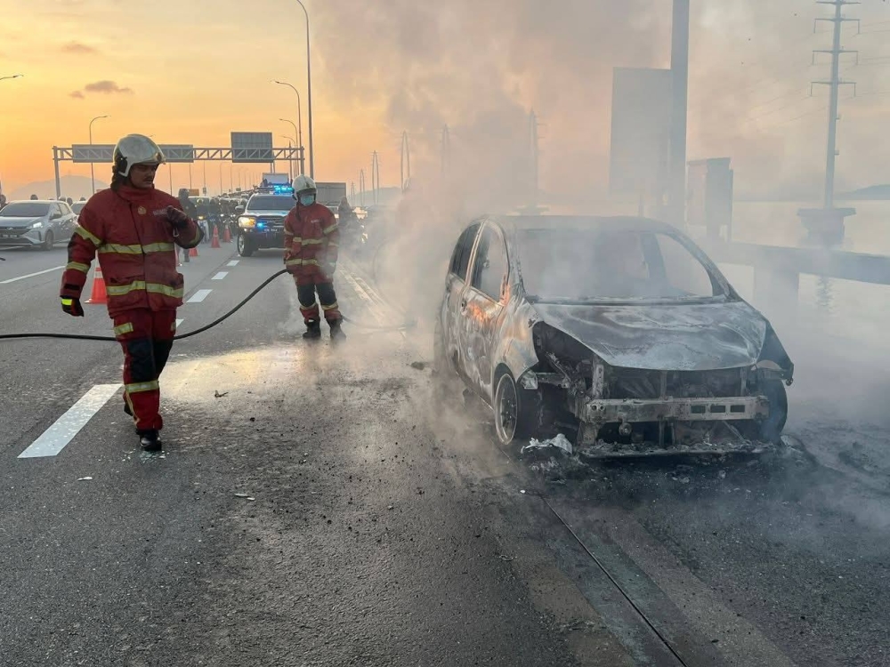 Car fire blocks lane on Penang Bridge to George Town, causes long delays (VIDEO)