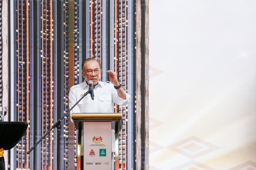 ‘Where's the school, kindergarten?': Anwar grills Cheras Madani housing project developer over missing infrastructure in launch plan