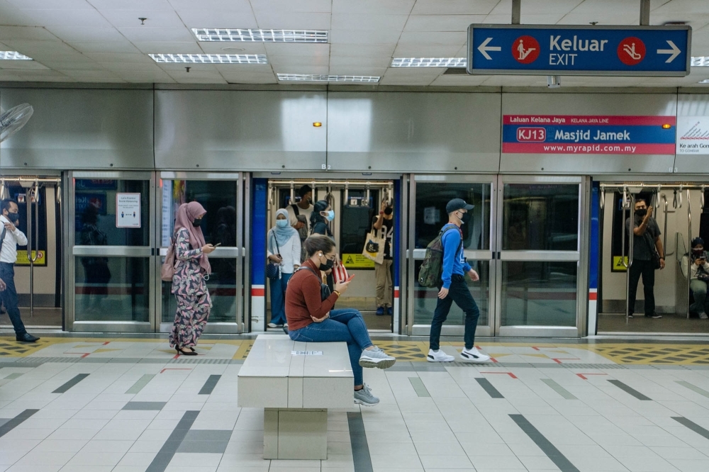 Man arrested for attempting shortcut across LRT tracks at Masjid Jamek station