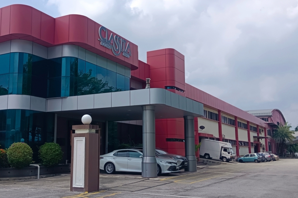Local lingerie giant Classita taps ex-IGP Razarudin as chairman, proposes housing project for police co-op