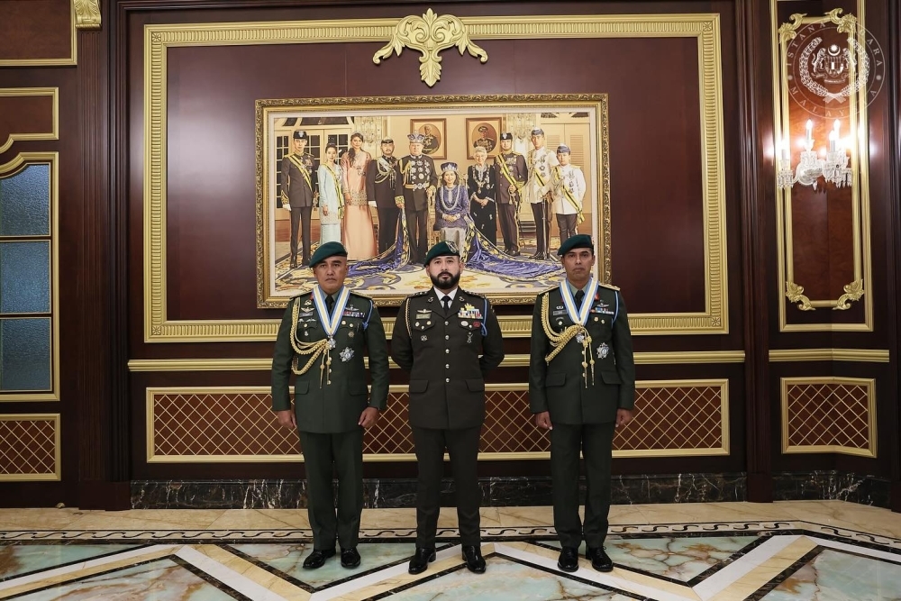 King awards ‘Datuk' title to 21SSG commander, Johor Regent's aide