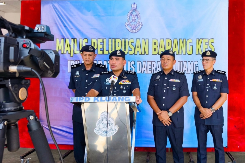 Kluang cops: Man, woman in induced coma after self-immolation near Simpang Renggam toll plaza