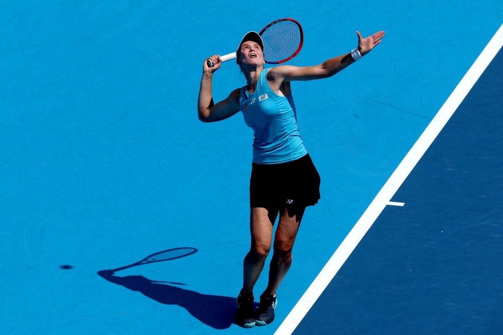 Alcaraz survives to reach Cincy semis as Rybakina topples No. 1 Sabalenka