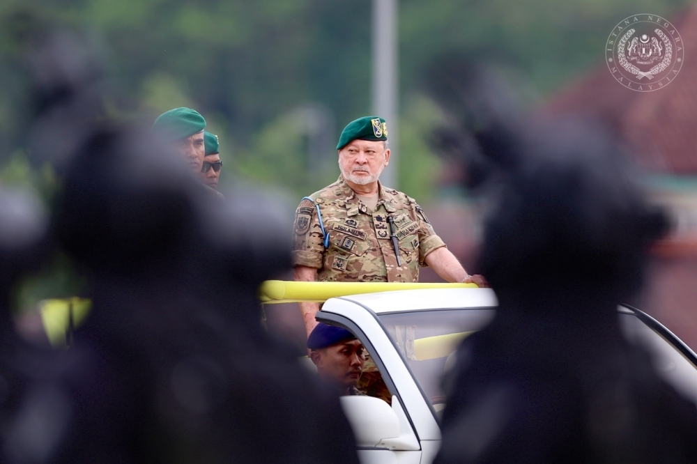 ‘Do we want to put our pilots in a flying coffin?' King orders Defence Ministry to scrap Black Hawk purchase