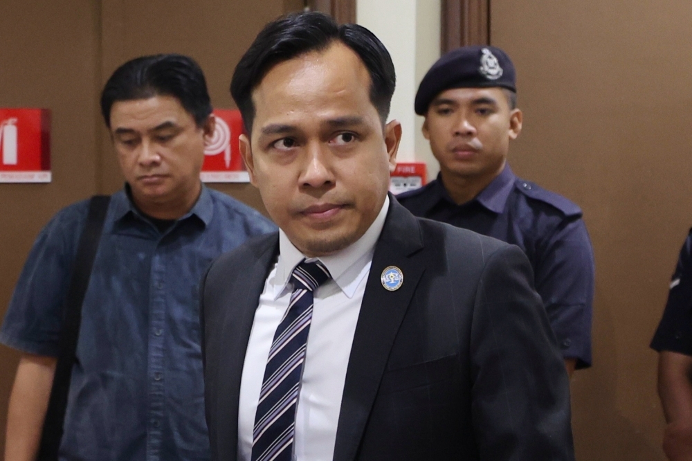 Zara Qairina's family's lawyer downplays viral photo with Hajiji and Armizan, says committed to seek justice