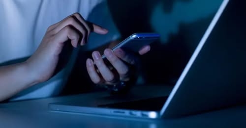 'متلازمة الرأس المتدلي'.. شاب ياباني ينحني للأبد بسبب كثرة استخدام الهاتف