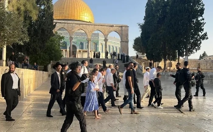 عشرات الصهاينة يقتحمون باحات المسجد الأقصى