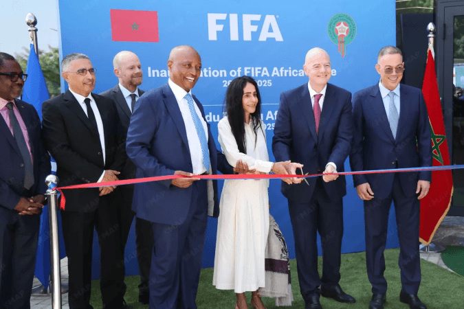 افتتاح مكتب الاتحاد الدولي لكرة القدم في إفريقيا بمركب محمد السادس بسلا: ثمرة رؤية ملكية للنهوض بكرة القدم