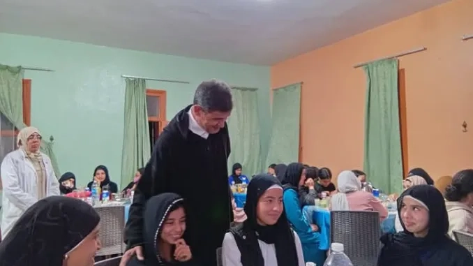 الكراب عامل إقليم شيشاوة يتفقد دار الطالبة ويشارك التلميذات وجبة الإفطار