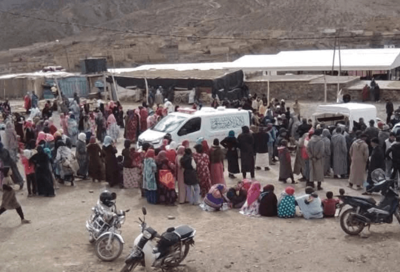 حفرة صرف صحي تبتلع طفلاً وبطلاً حاول إنقاذه بتنغير