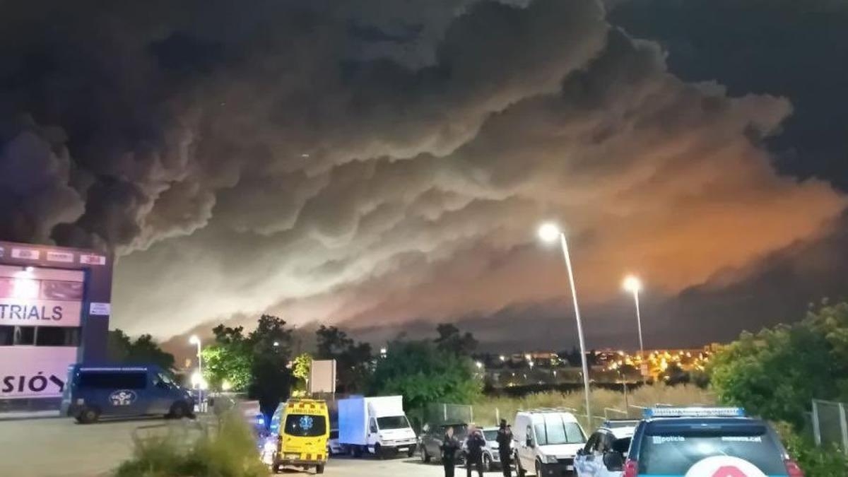 إسبانيا..حريق في مستودع كلور يهدد حياة سكان خمس بلديات بكتالونيا