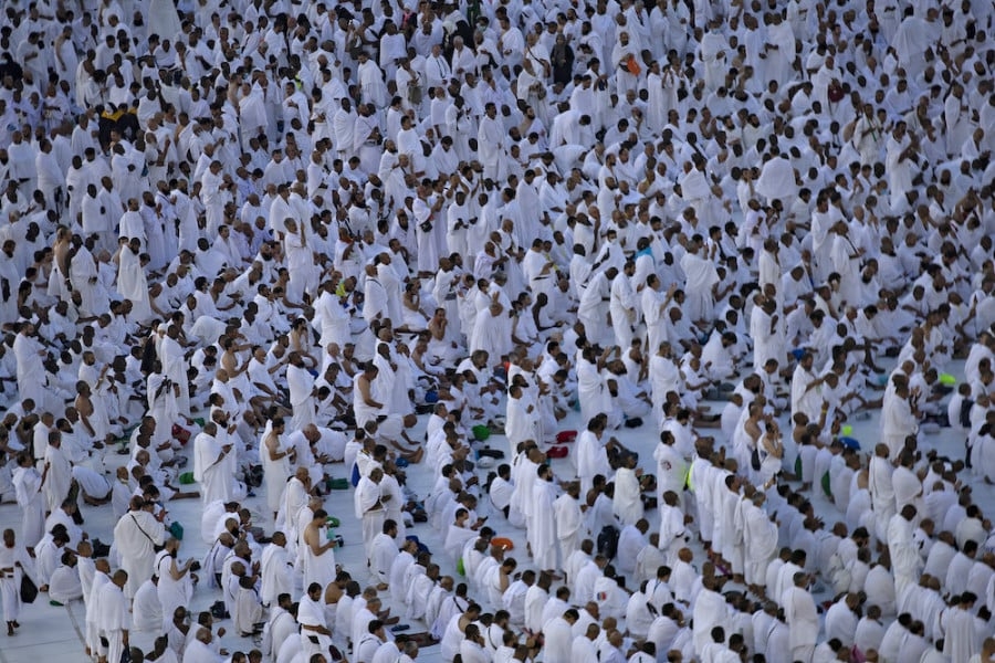 أول أيام التشريق.. الحجاج يواصلون رمي الجمرات الثلاث