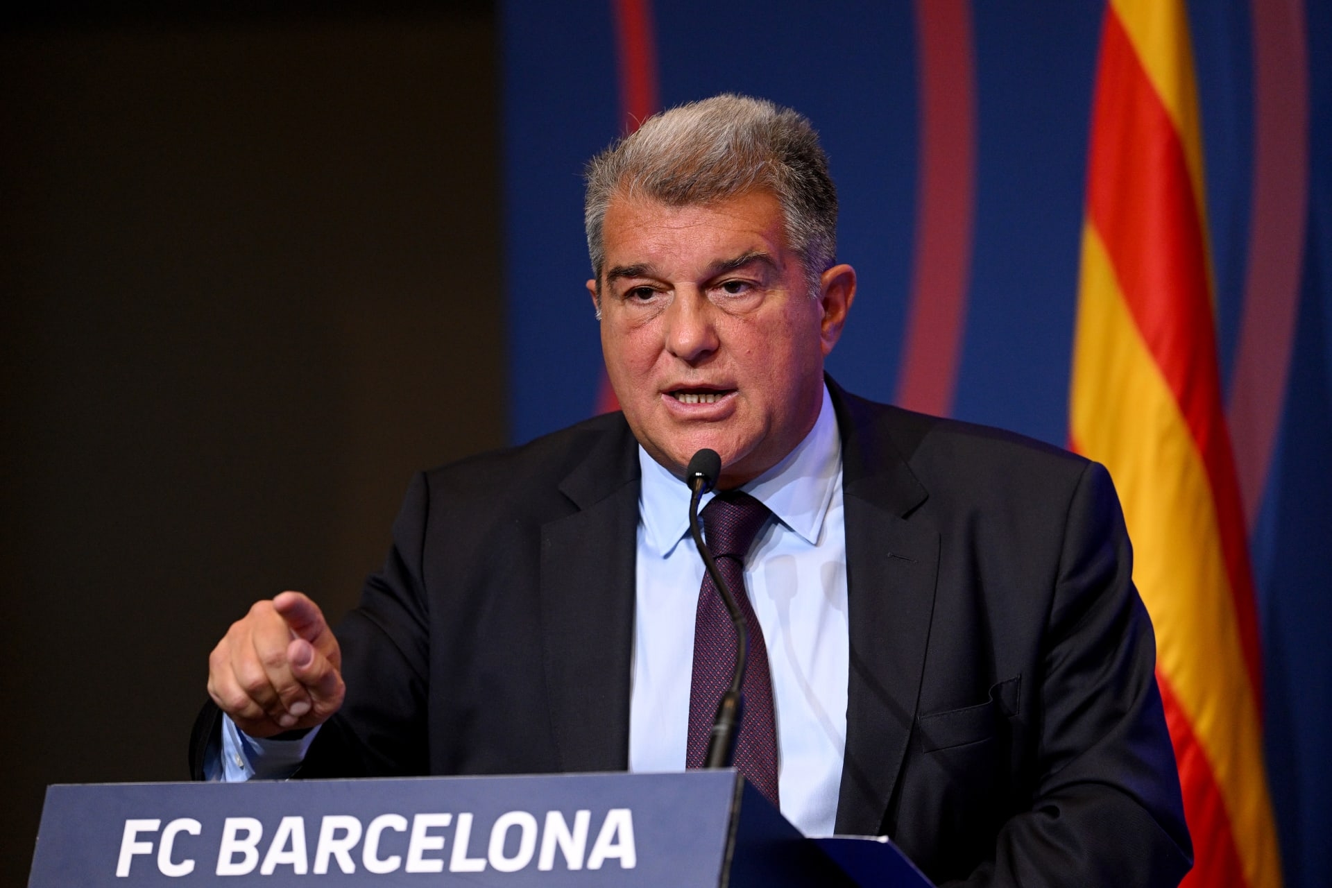 قد تشمل خصم النقاط.. برشلونة مهدد بعقوبات مشددة من اليويفا
