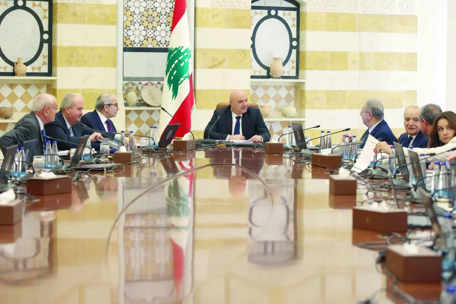 قرار لبناني حاسم بتحييد البلاد.. ومطالب ل«حزب الله» الالتزام