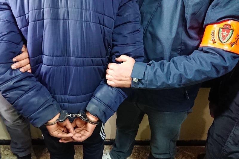 بعد ارتكابه حادثة في حالة سكر.. أمن ابن جرير يعتقل 'بزناس' ويحجز 220 قرص مهلوسا و5 صفائح من الشيرا