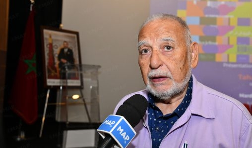 الطاهر بنجلون يقدم كتاب معرضه 'من الكتابة إلى الرسم' بالرباط
