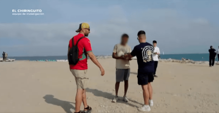 شرطي بقميص المنتخب المغربي يكشف بائعي 'الموخيتو' غير المرخصين بشواطئ برشلونة
