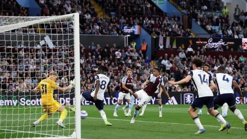 بسبب انتهاكات قواعد الدوري.. منع أستون فيلا من 'جامعي الكرات'