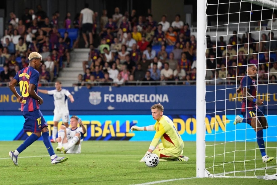 برشلونة يكتسح كومو بخماسية ويحرز كأس جوان غامبر