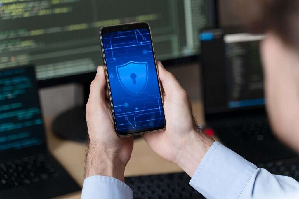 ذكاء اصطناعي مفخخ.. جوجل تحذر: هاكرز يسرقون الملايين بخدعة مذهلة يصعب كشفها