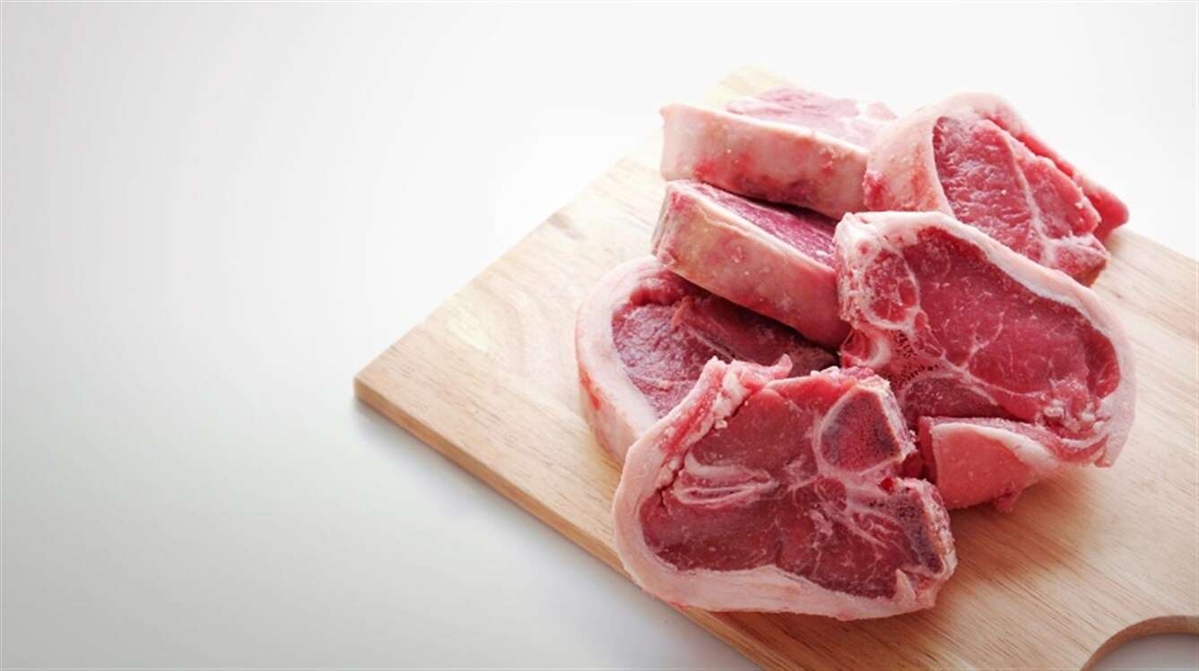 كارثة صحية في مطبخ العيد: ماذا يحدث إذا خزَّنت اللحوم داخل أكياس سوداء؟