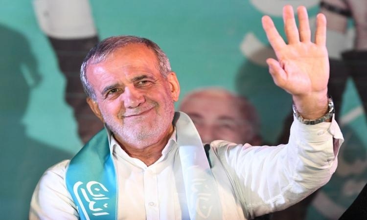 الرئيس الإيراني يزور أرمينيا الإثنين المقبل