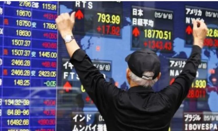الين يقترب من أعلى مستوياته في أسبوعين بدعم بيانات الأجور في اليابان