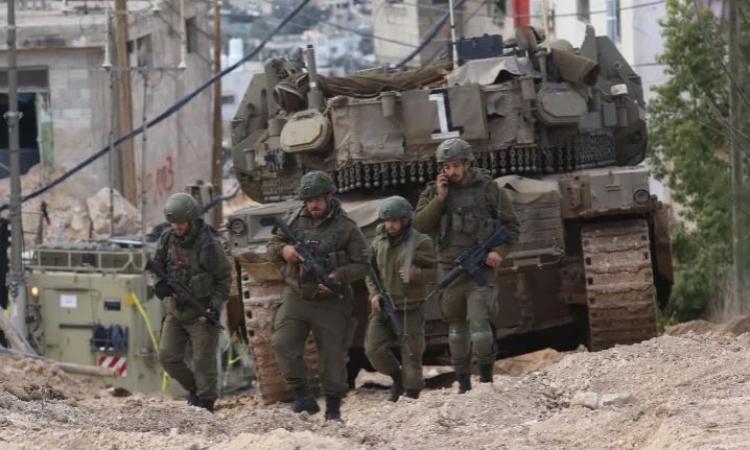 استشهاد شاب فلسطيني واعتقال ثلاثة أشقاء بالضفة