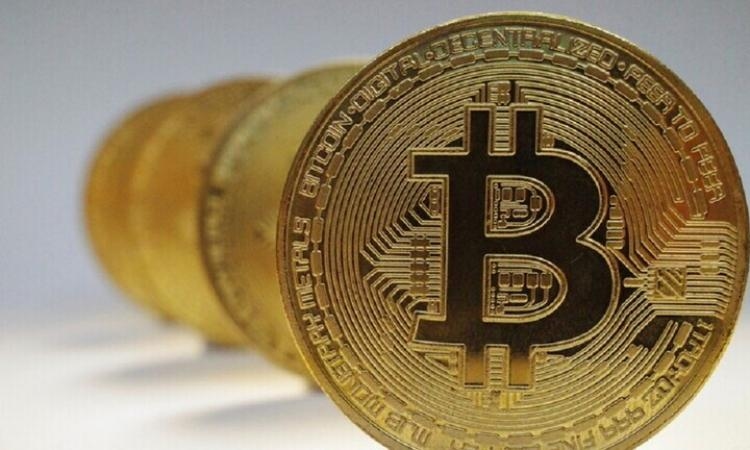 سعر عملة بيتكوين يبلغ مستوى قياسيا جديدا يتجاوز 124 ألف دولار