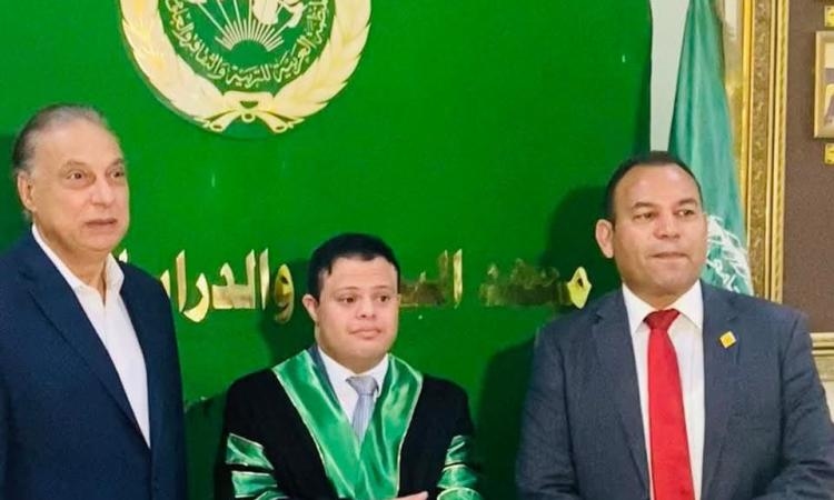 أول باحث من أصحاب متلازمة داون يحصل على درجة الماجستير في الإعلام