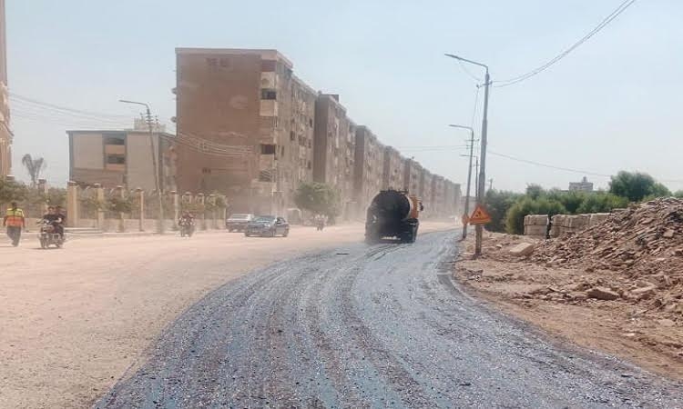 محافظ القليوبية يتابع أعمال رصف طريق مساكن الرملة ببنها