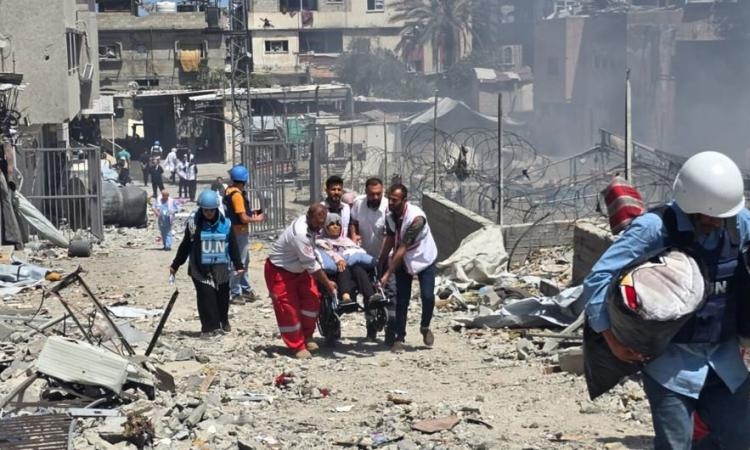 هآرتس: جنود إسرائيليون يطلقون النار على فلسطينيين عزل قرب مواقع المساعدات