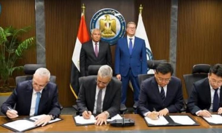 بدوي ومحافظ الوادي الجديد يشهدان توقيع عقود مجمع انتاج حامض الفسفوريك