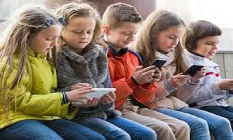 د.رحاب العوضي: الهواتف الذكية تصغّر أدمغة الأطفال وتضعف ذكاءهم