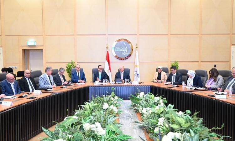 وزير النقل يستعرض مع مصنعي السيارات التعديلات الجديدة لتنمية صناعة السيارات