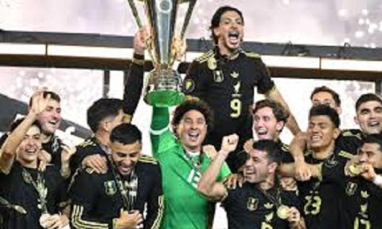 المكسيك تهزم أمريكا وتُتوَّج بلقب الكأس الذهبية للمرة العاشرة
