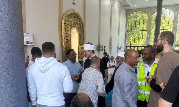 بالصور مدير العالمي لفتوى الأزهر يلقي خطبة الجمعة في المركز الإسلامي بلندن
