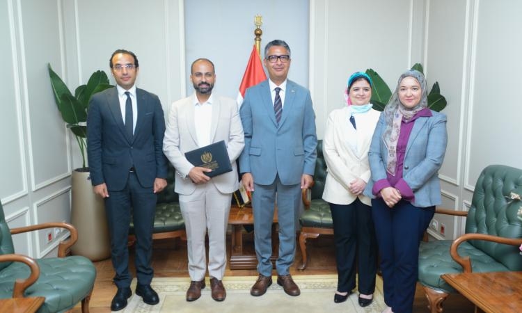 وزير التموين يكرم صاحب أفضل فكرة عبر "منصة حوار" لتتبع السلع الغذائية