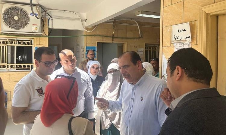 نائب وزير الصحة يتفقد المنشآت الصحية بمحافظة مطروح ويوجه بتعزيز الخدمات