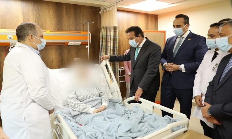 وزير الصحة يتفقد مجمع الإسماعيلية الطبي ويشهد تدشين مشروع "رعايتك في بيتك"