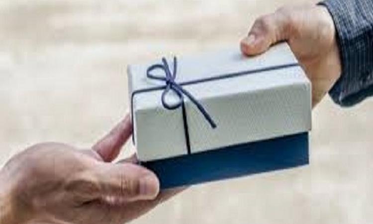 وهبت لابنها مبلغا من المال لكنها أعطته جزءًا وتوفيت هل ماتبقى دينا عليها؟