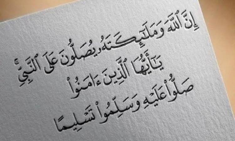 ما الحكم في الجهر بالصلاة على النبي خلال الصلاة؟
